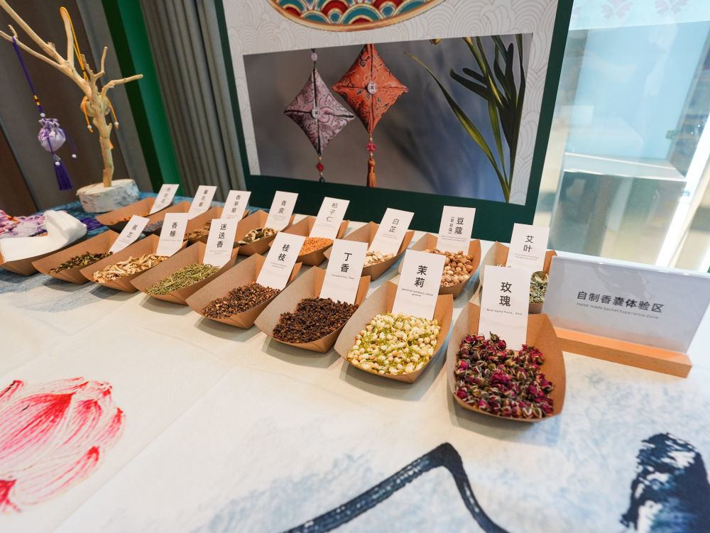 这是8月3日在成都世运会运动员村A区中医药体验馆拍摄的自制香囊体验区。新华社记者 王曦 摄