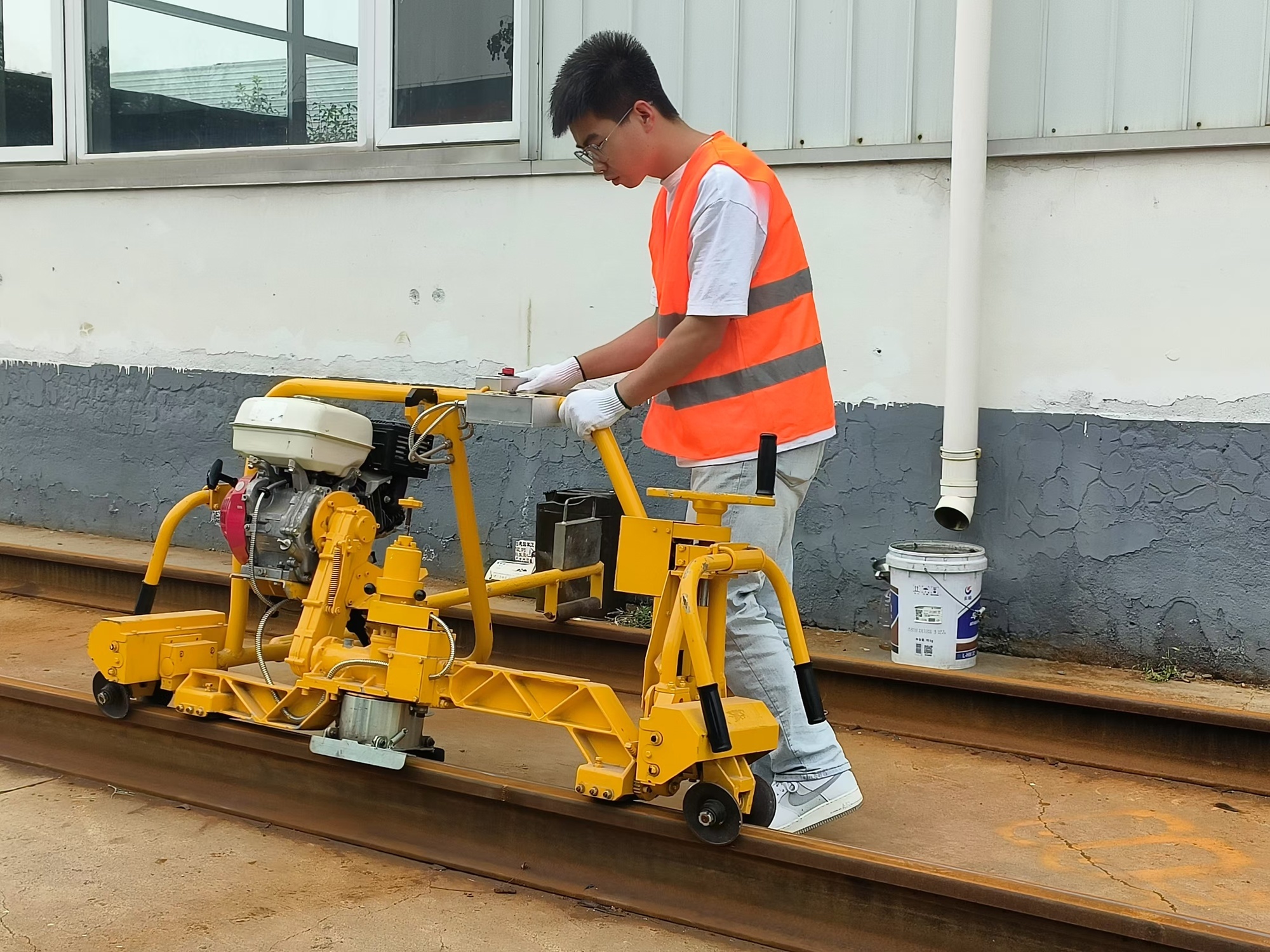 姚海鹏在备战第十四届“挑战杯”(央广网发 天津铁道职业技术学院供图)