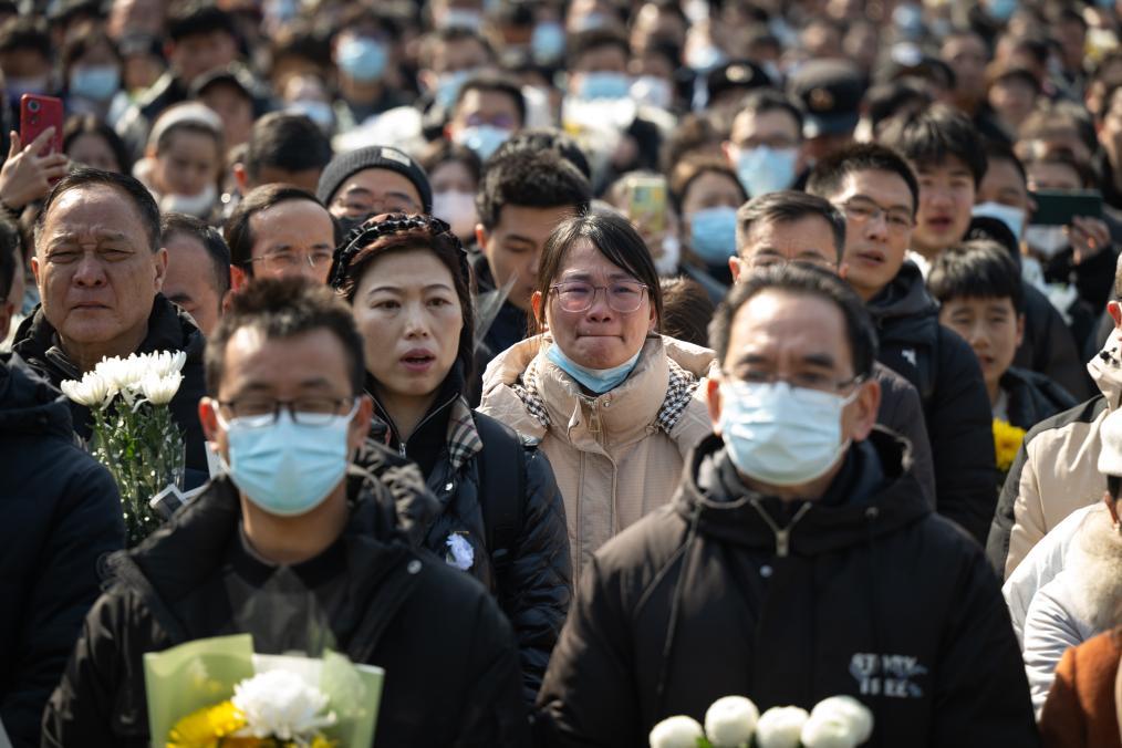 2月10日,人们在武昌殡仪馆大厅外排队等待送别黄旭华院士。新华社记者 肖艺九 摄