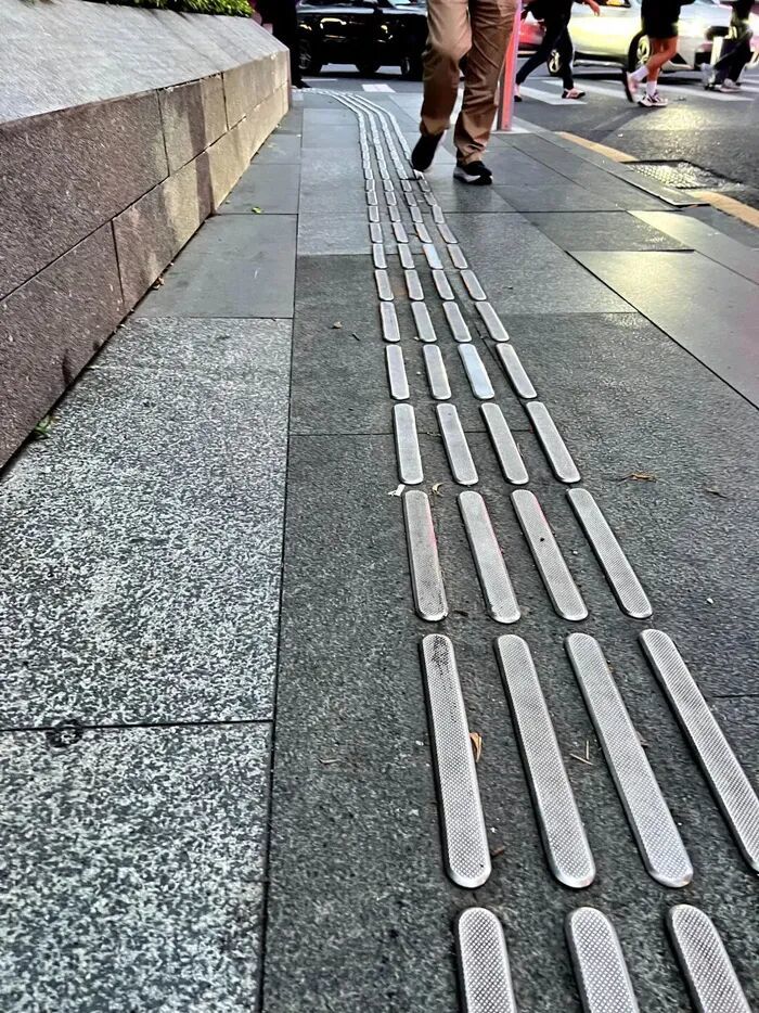 黑灯吐槽的不锈钢盲道