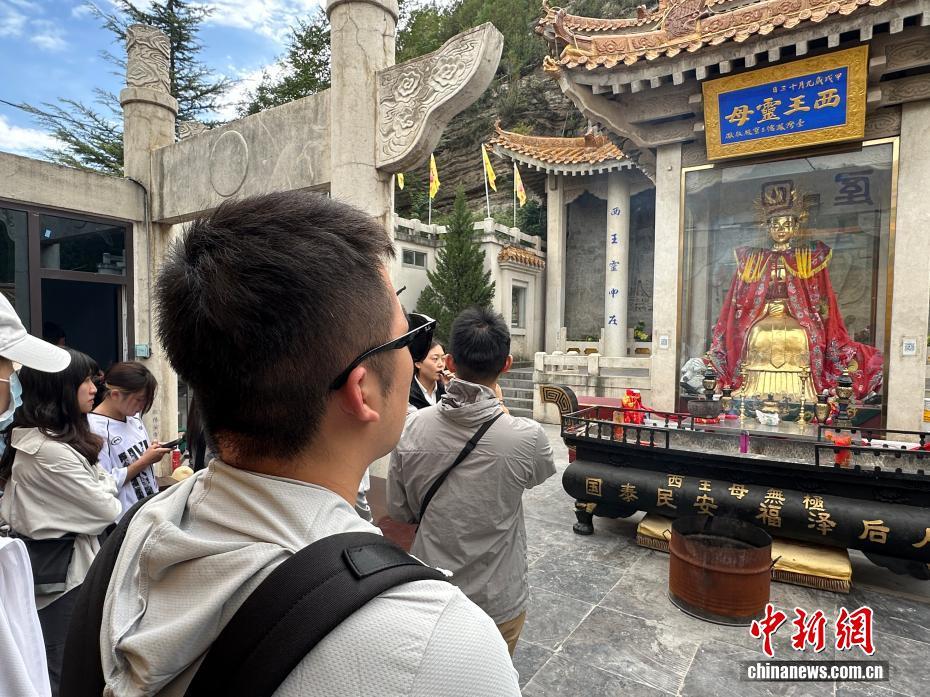 9月3日,40位来自“两岸同源中华情·青春少年陇上行”研学团的台湾青年,走进甘肃省平凉市泾川海峡两岸西王母文化交流基地。青石板铺就的庙院内,台青们驻足西王母塑像前,凝神聆听讲解员讲述文化传说与两岸交流渊源,不时就民俗传承细节与工作人员交流。有台青表示,触摸到鲜活的文化印记,更真切体会到两岸同根同源的深厚羁绊。泾川是西王母降生地和西王母文化发祥地,始建于西汉元封年间的王母宫是中国最早、最大的西王母祖庙,被誉为“天下王母第一宫”,长期以来西王母文化吸引了大批台湾同胞寻根问祖、祭拜朝圣,已成为海峡两岸人民情感交流的桥梁纽带。图为台青在西王母像前聆听讲解员讲述西王母的传说。王牧雨 摄
