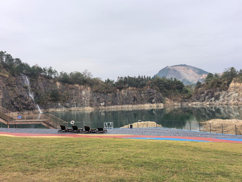 江西省金溪县合市镇,曾经废弃的白石岗石场经过修复后的景色。新华社记者 熊家林 摄