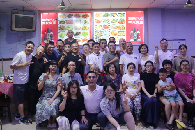 战友们带家人一起聚会合影。