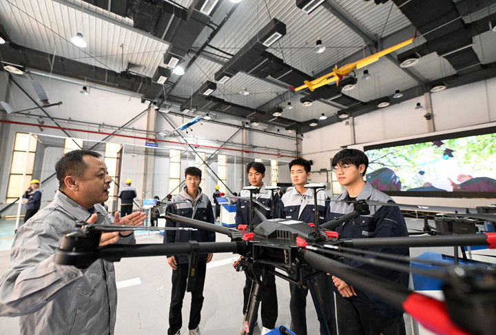 2024年11月12日,天津现代职业技术学院老师在无人机产教融合实践中心指导学生。“十四五”期间,各地职业院校在招生规划、专业设置和培养方案等方面与当地的人才“缺口”对接,人才培养方向和产业需求越来越匹配。