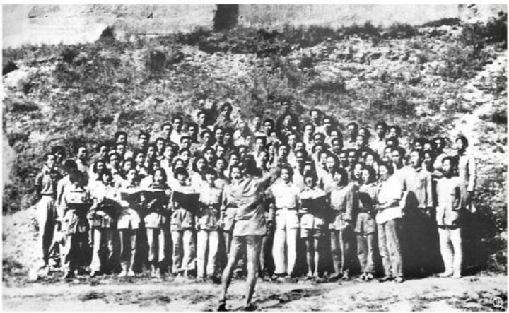 冼星海在延安指挥排练《黄河大合唱》（资料图）。延安文艺纪念馆提供