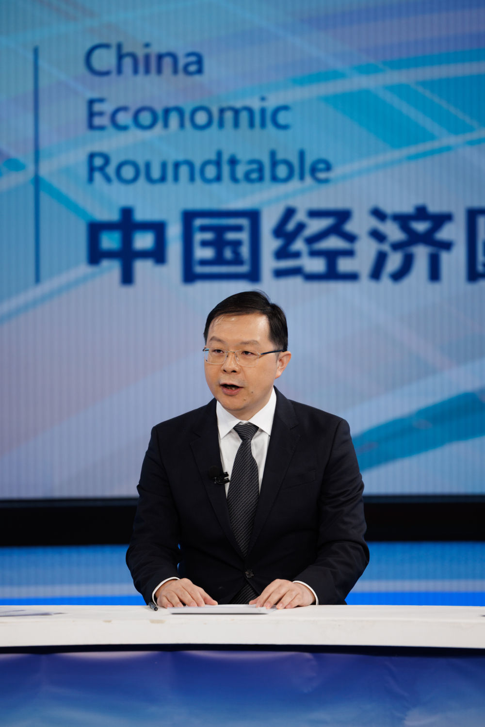 国家发展改革委宏观经济研究院研究员刘志成在第二十七期“中国经济圆桌会”大型全媒体访谈节目录制现场发言。新华社记者 金立旺 摄