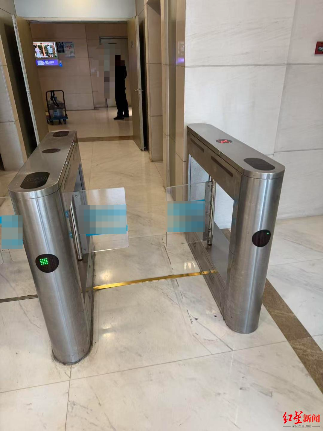 ▲记者探访发现,该大厦闸机通道已整改加宽