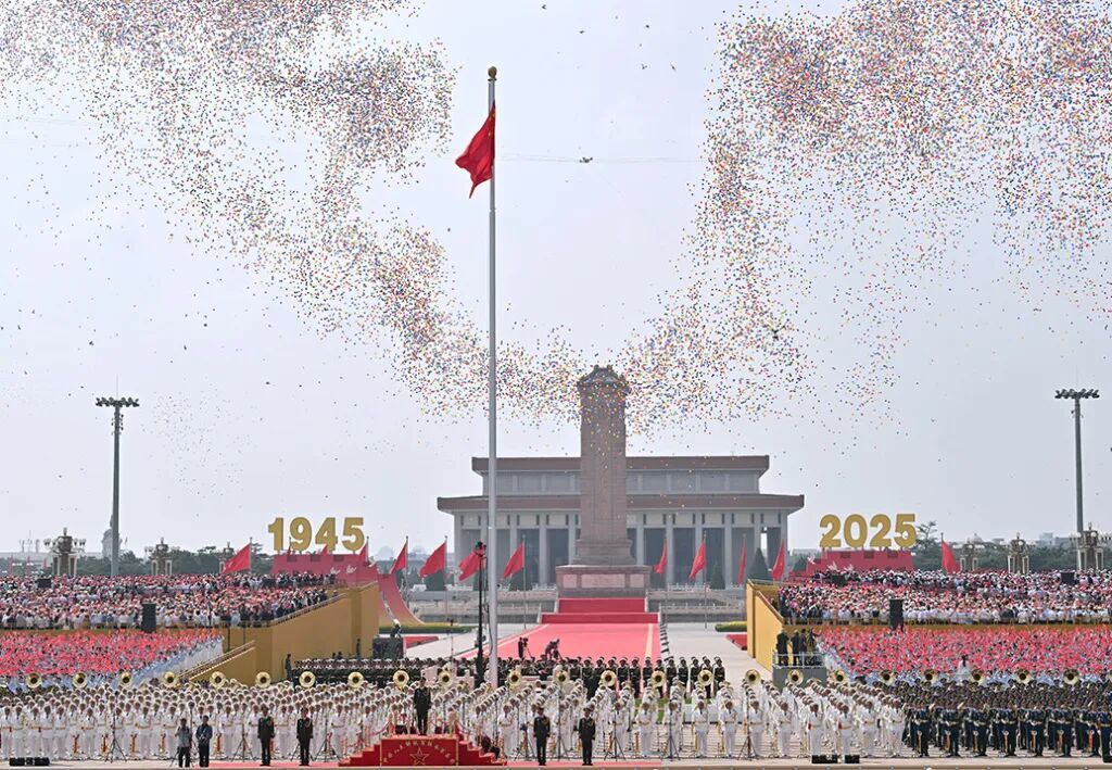 2025年9月3日,纪念中国人民抗日战争暨世界反法西斯战争胜利80周年大会在北京隆重举行。这是纪念大会现场放飞气球。 新华社 图