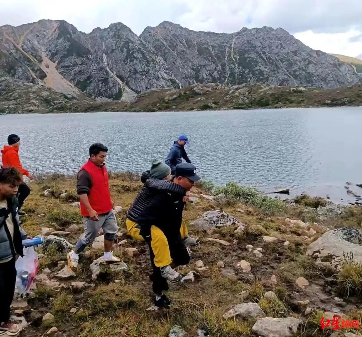 ▲今年国庆期间,丹东派出所民警背高反女孩小林下山