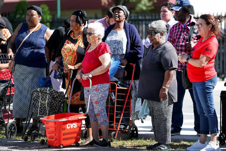▲10月30日,来食品银行领取食物的美国民众