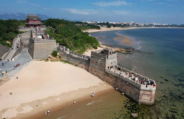 2024年9月19日,游客在秦皇岛市山海关区老龙头景区游览(无人机照片)。新华社记者 杨世尧 摄