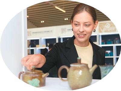 图为近日，一名女子在匈牙利布达佩斯参观中国非遗旅游文创展。新华社记者 彭子洋摄