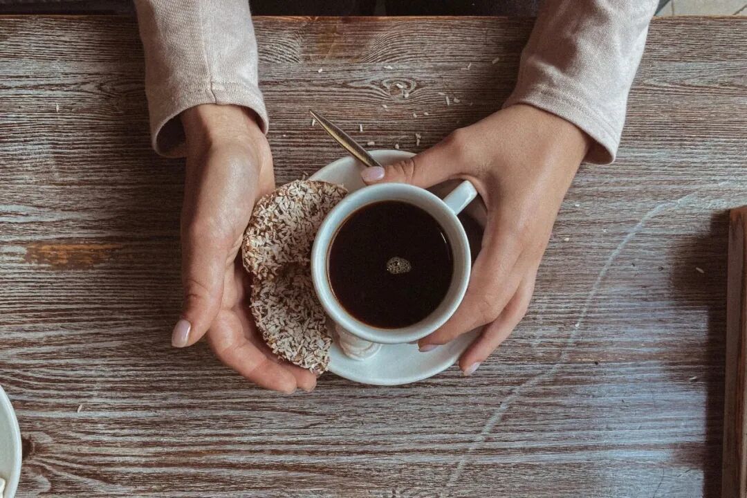 职场人靠手环“电击续命”,有人已被烧伤