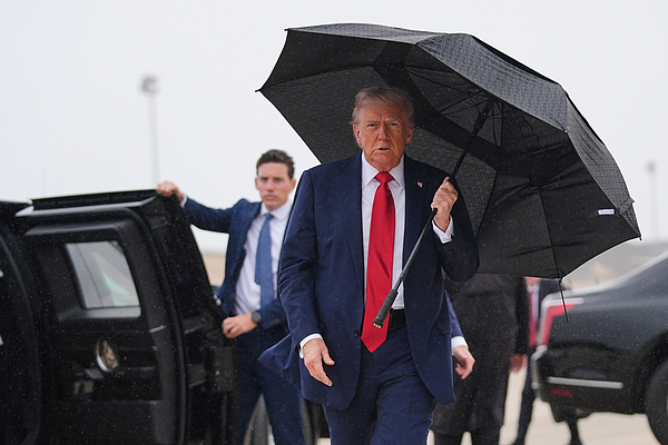 10月12日,美国马里兰州安德鲁斯联合基地,特朗普登上“空军一号”前往中东前与记者交谈。 视觉中国