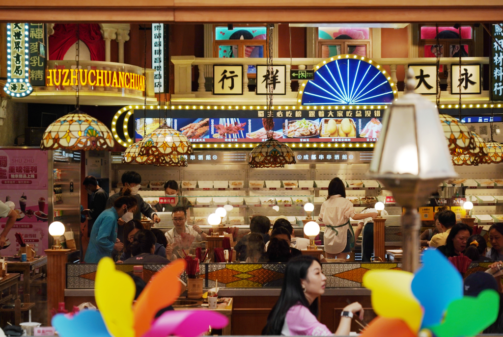 市民在北京华熙LIVE·五棵松一家餐馆用餐。新华社记者张晨霖 摄