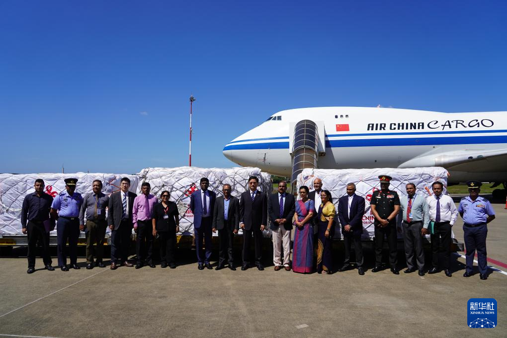 这是12月8日在斯里兰卡科伦坡拍摄的物资接收仪式现场。新华社记者 徐汉 摄