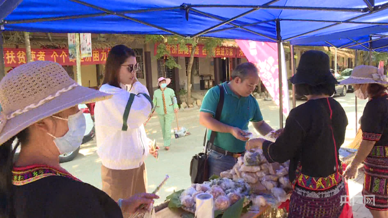 游客在王下乡的街边小店选特产（央广网记者 付美斌 摄）