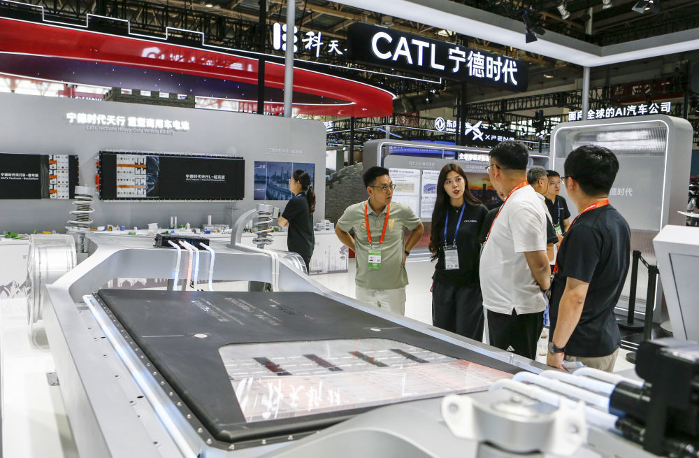 2025年7月16日,参会者在北京举行的第三届中国国际供应链促进博览会智能汽车链展区了解宁德时代神行PLUS电池。新华社记者 丁洪法 摄