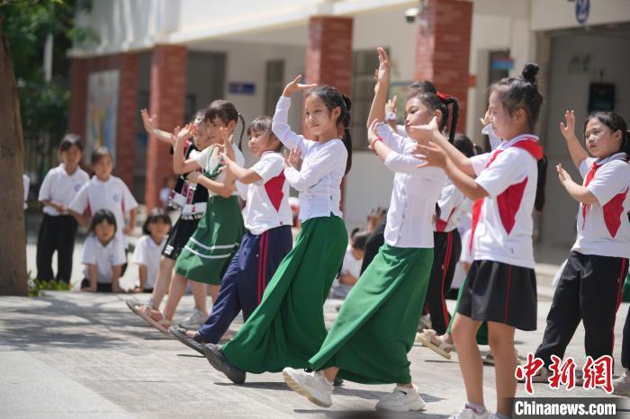 5月19日，瑞丽市姐告小学的中缅两国学生在排练“六一”国际儿童节的舞蹈节目。 中新社记者 刘冉阳 摄