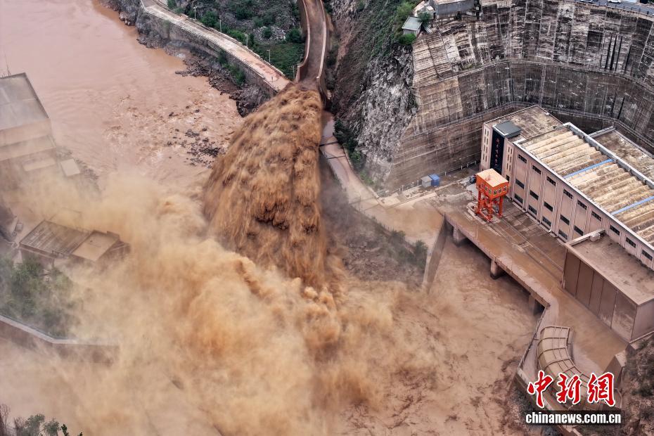 图为航拍刘家峡电厂开启“异重流”排沙作业 侯齐 摄