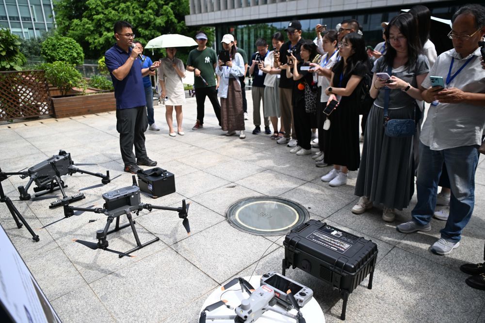 图为东莞华松创新科技有限公司总经理徐剑飞向记者展示无人应急装备产品。新华社记者 邓华 摄