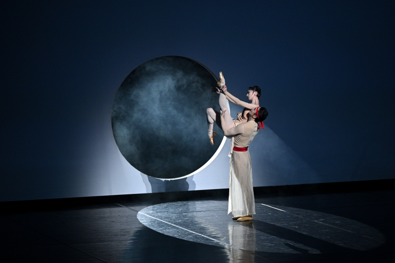 7月25日,在乌鲁木齐大剧院,中央芭蕾舞团的演员表演舞剧《红楼梦》。新华社记者 辛悦卫 摄