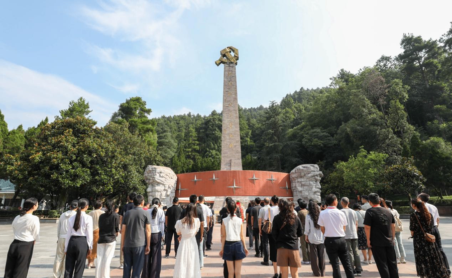 8月5日,参赛选手前往遵义红军烈士陵园,向红军烈士纪念碑敬献花篮。(主办方供图)