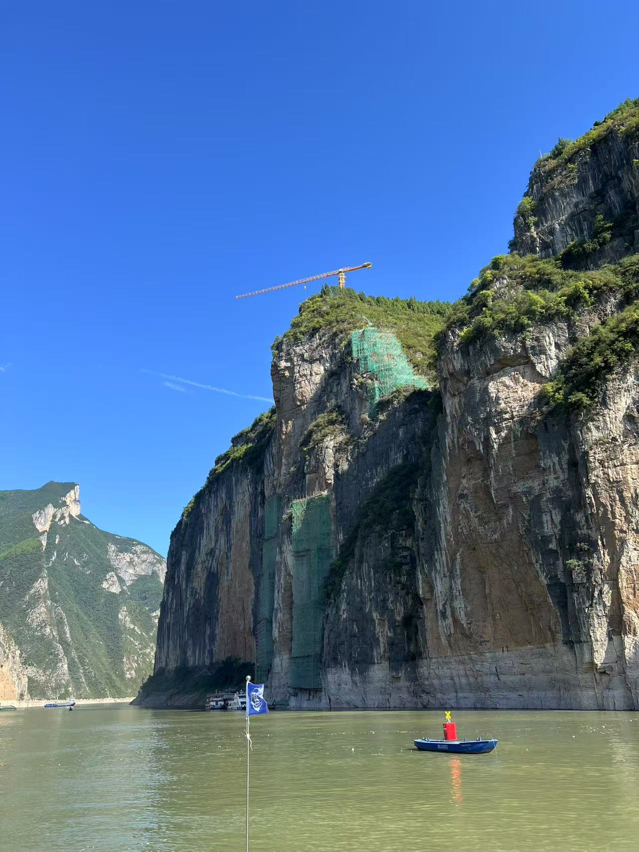 图为施工人员正在治理危岩。刘新吾摄