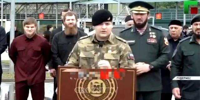 (小卡德罗夫一直在为他的三儿子亚当铺路)