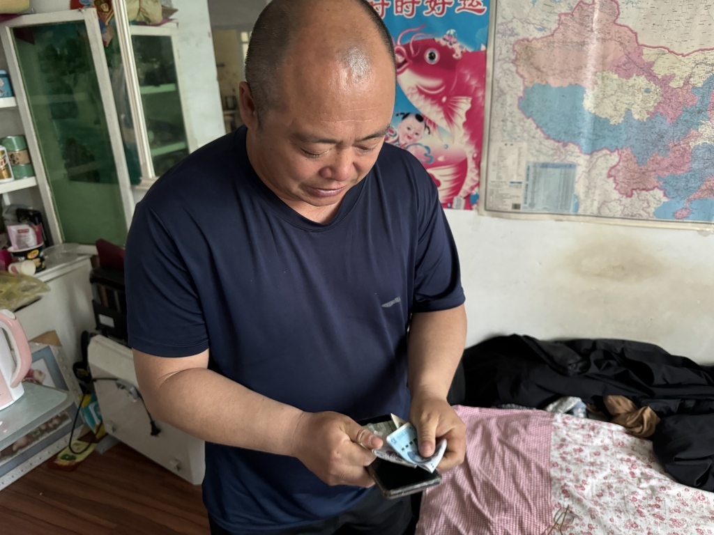 受账户被冻结影响,王喜民现在出门都随身带着现金。本文图片均由受访者供图