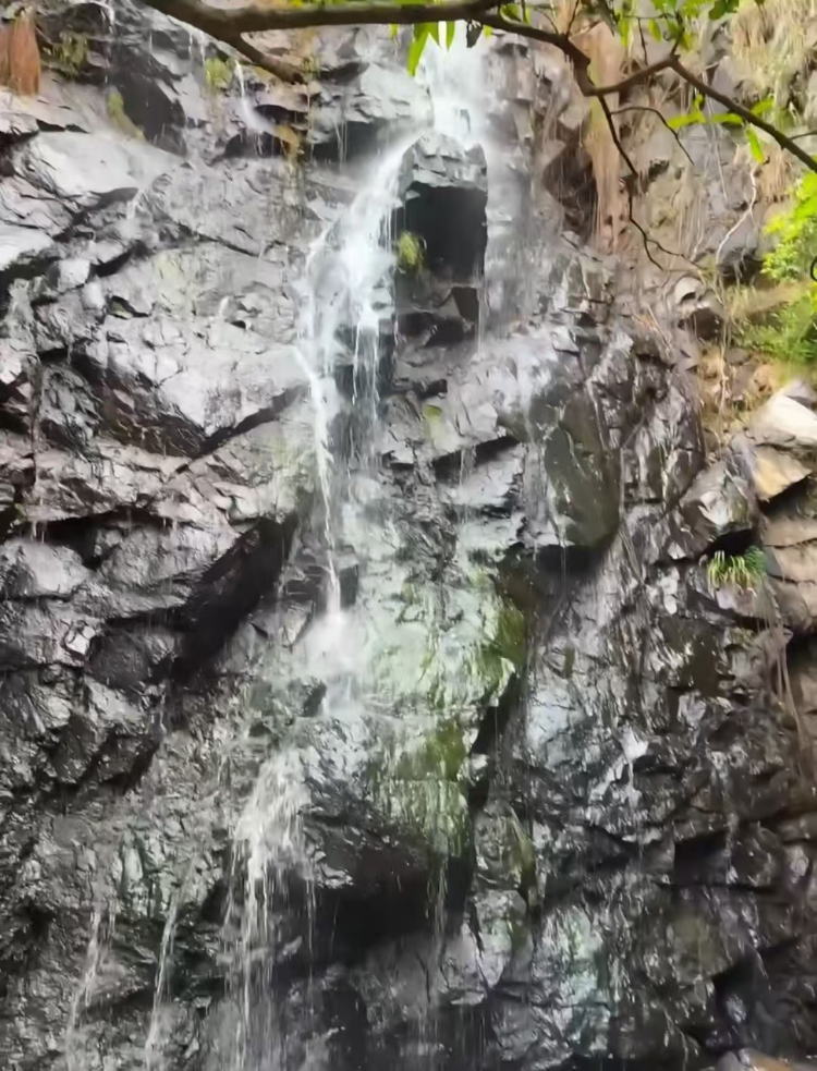 4月23日,网友拍到的马峦山瀑布。受访者供图