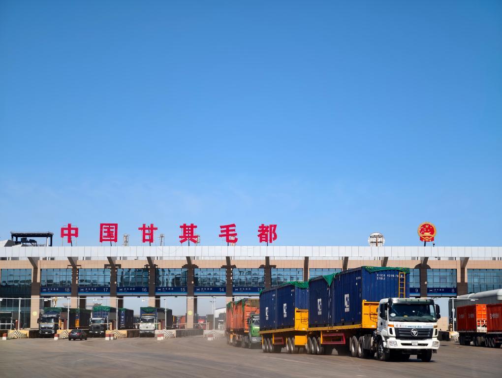 跨境运输车辆从甘其毛都口岸通关。新华社发