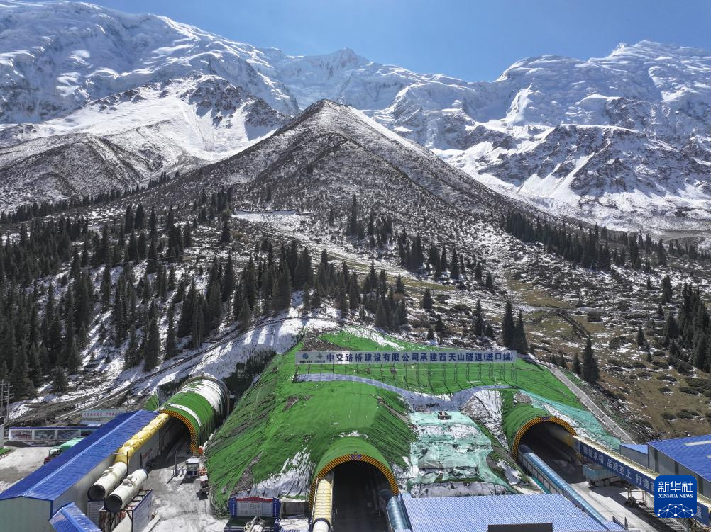 这是10月5日在新疆昭苏县拍摄的昭温公路西天山特长隧道进口端(无人机照片)。从左至右依次为平导洞、左洞、右洞。新华社记者 胡虎虎 摄