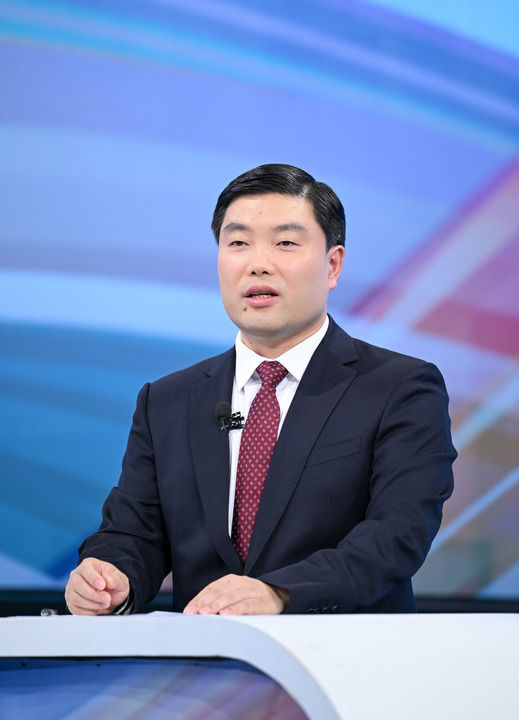 海关总署自贸区和特殊区域发展司副司长杜朝新在第二十一期“中国经济圆桌会”大型全媒体访谈节目录制现场发言。新华社记者 陈晔华 摄