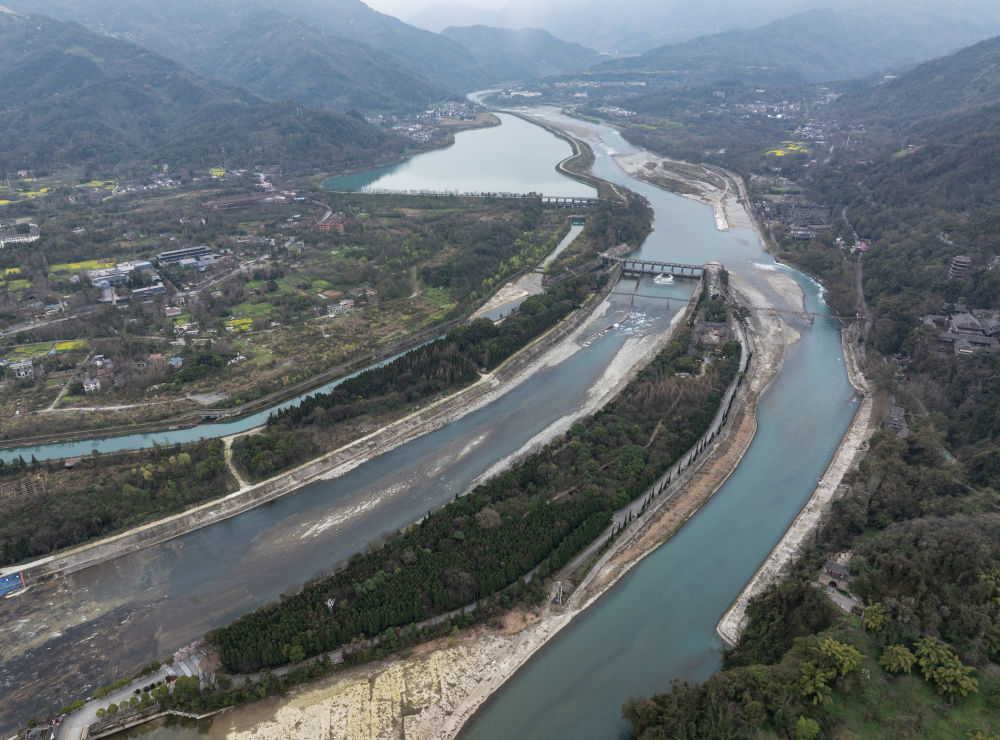 2025年3月16日拍摄的都江堰水利工程（无人机照片）。新华社记者 江宏景 摄