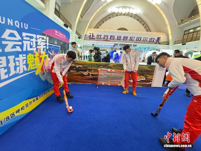 图为推介会现场，内蒙古男子曲棍球队队员进行曲棍球传球演示。　中新网记者 张玮 摄