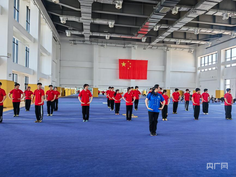 霍静虹老师教授学生武术要点(央广网记者 韩雨晨 摄)