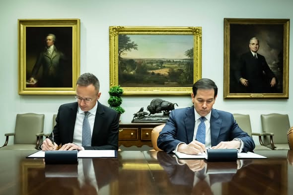 △匈牙利外長西雅爾多(左)美國國務(wù)卿魯比奧(右)