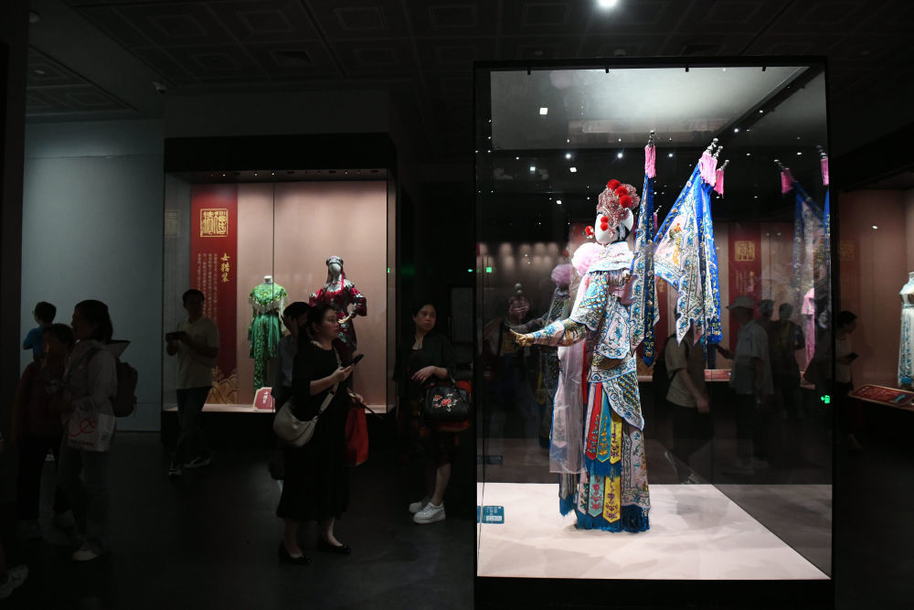 观众在广州市文化馆参观“金翠迷离——粤剧传统服饰展”（2024年4月13日摄）。