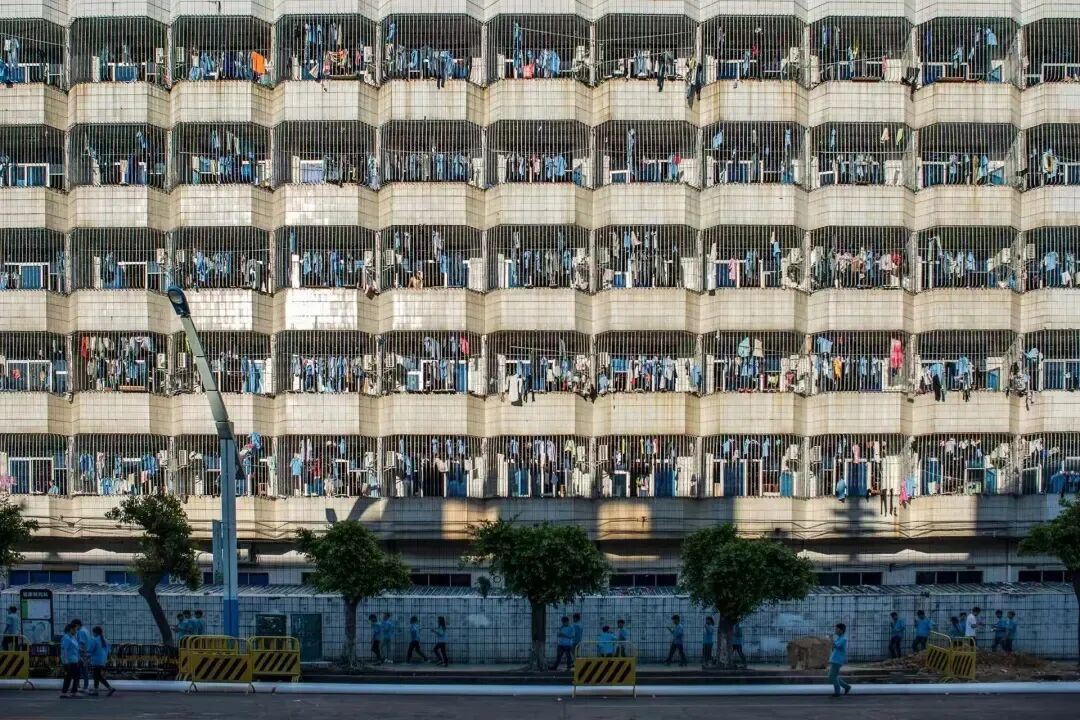 2017日,广东东莞,某电子厂集体宿舍的阳台上,挂着密密麻麻的衣物