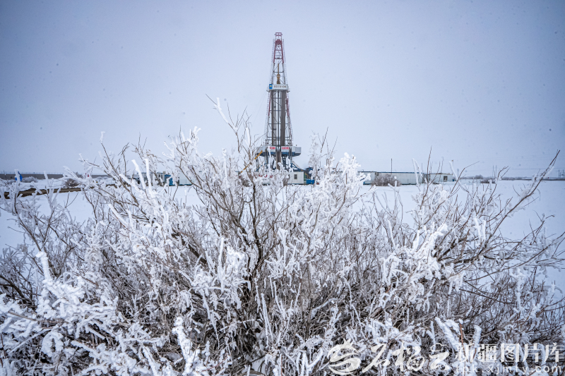 12月8日,中国石油新疆油田吉庆作业区页岩油JHW74-33井现场钻机轰鸣。徐志远 摄