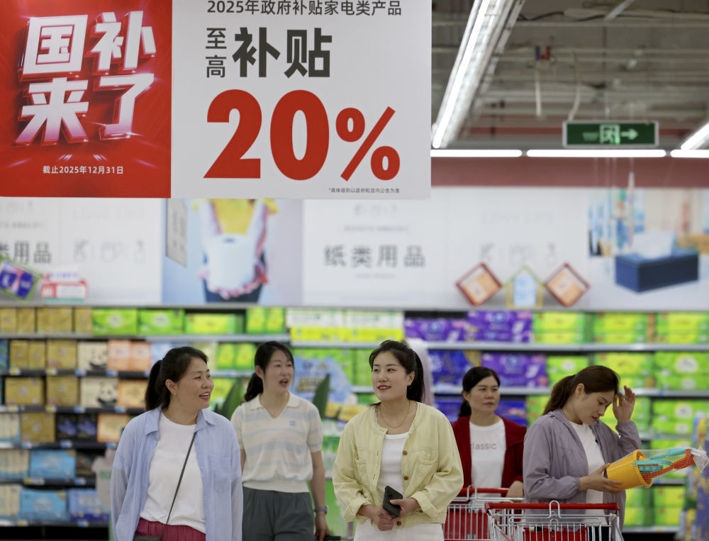 消费者在山东省枣庄市一家超市选购商品。新华社发（孙中喆 摄）