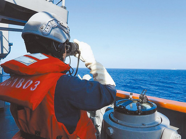 解放军近日在台海周遭实施战备警巡。图为海军左营军舰监控大陆桂林舰。(台军方提供)