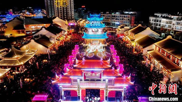 4月25日晚，甘肃省陇南市武都万象街正式对民众开放。（无人机照片）　赵彦明　摄