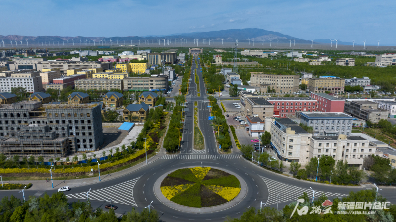 美丽的阿拉山口市（资料图）。王维全摄