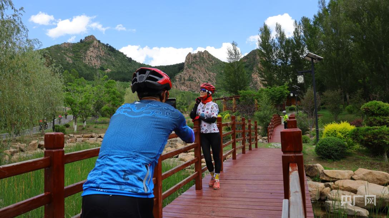 游客在马鞍山村打卡留念（央广网发 朱建华 摄）
