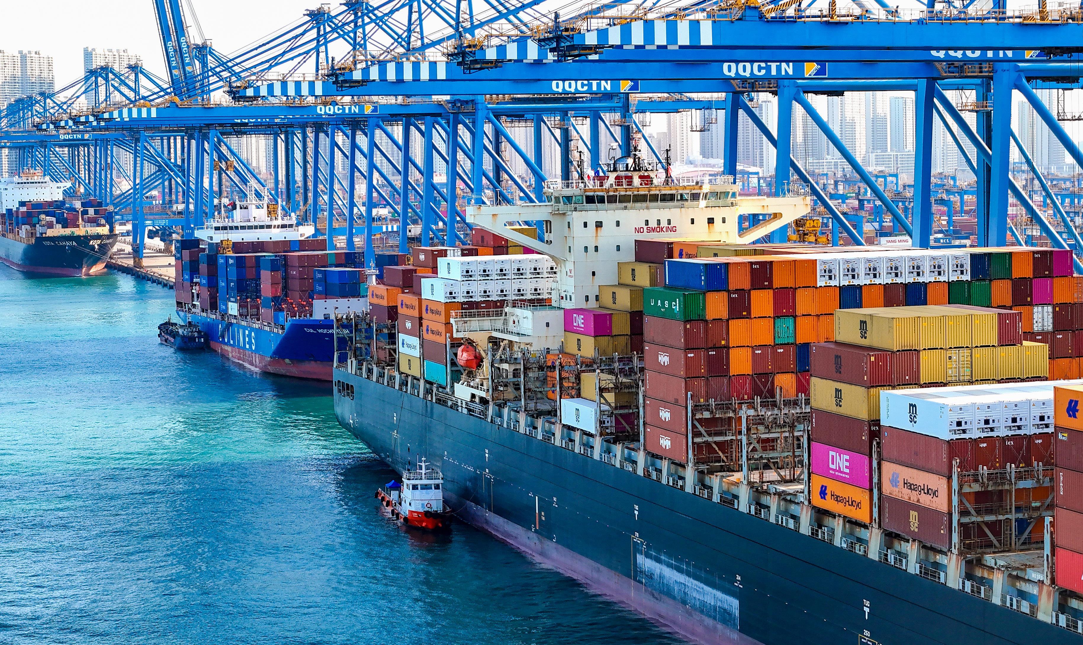 △货轮在山东港口青岛港全自动化码头装卸货物。