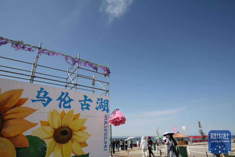 ↑ 9月8日，游客在新疆阿勒泰地区福海县乌伦古湖金沙滩景区游玩。