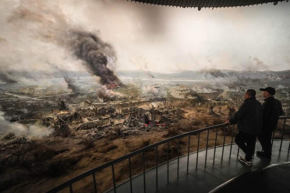 4月1日,参观者在辽沈战役纪念馆内观看全景画《攻克锦州》。 新华社记者潘昱龙 摄