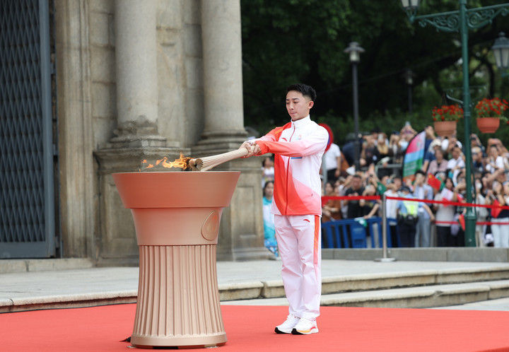 11月2日,火炬手郭建恒点燃圣火盆。新华社记者 胡星宇 摄